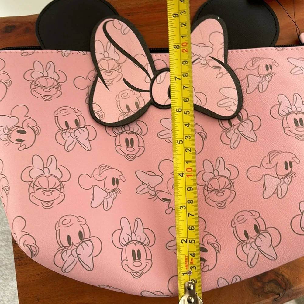 NWT Minnie Mouse cosmetic bag; pink with black ears! Zippered